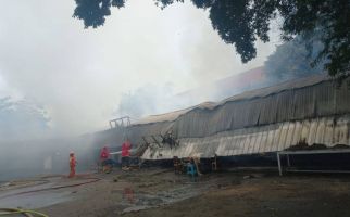 Satu Orang Terluka Akibat Kebakaran 13 Kios di Kompleks Skuadron Halim - JPNN.com