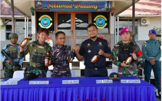 Tim Gabungan TNI AL Gagalkan Penyelundupan Ratusan Botol Miras Noncukai di Perbatasan RI-Malaysia - JPNN.com