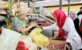 Blusukan ke Pasar Boom Lama, Atikoh Ganjar Serap Aspirasi Harga Pangan - JPNN.com