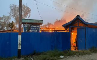 Masjid Al Amaliah di Papua Tengah Terbakar, Ada Botol Miras & Jejak Kaki - JPNN.com