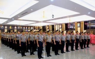 Ratusan Perwira Polri Naik Pangkat Pakai Keppres, 17 Kombes Jadi Brigjen - JPNN.com