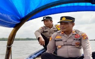 Polisi di Inhil Tempuh Perjalanan 3 Jam Naik Pompong untuk Sampaikan Pesan Pemilu Damai - JPNN.com