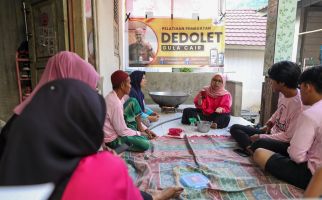 Sukarelawan Ganjar-Mahfud NTB Ajarkan Masyarakat Cara Membuat Dedolet - JPNN.com