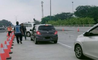 Arus Balik Liburan Tahun Baru, Petugas Terapkan Contraflow di Tol Japek - JPNN.com