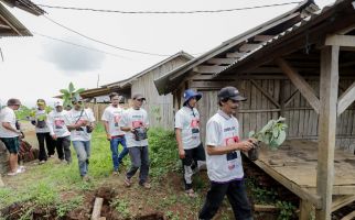 Sukarelawan Ganjar-Mahfud Berikan Bibit Alpukat ke Petani Sukabumi - JPNN.com