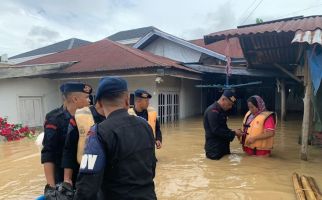 Bantu Evakuasi Korban Banjir di Sungai Penuh, Polda Jambi Kirim Personel Satuan Brimob - JPNN.com