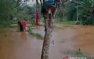 Hujan Deras & Bendungan Jebol Sebabkan Banjir di Sukabumi - JPNN.com