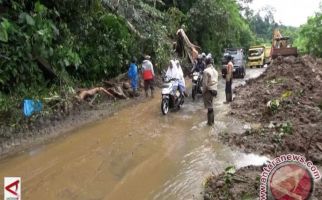 Jalan Nasional Padang-Kerinci yang Tertimbun Longsor sudah Bisa Dilewati Kendaraan Pagi Ini - JPNN.com