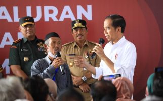 Jokowi Makin Rajin Bagi Bansos, Eva Sundari Pertanyakan Rujukan Data dari Kemensos - JPNN.com