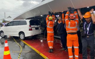 Hujan Lebat Disertai Angin Kencang, 5 Mobil Tertimpa Kanopi di Stasiun Yogyakarta - JPNN.com