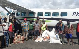 Sewa Pesawat, Pemprov Papua Tengah Salurkan Bantuan Bagi Masyarakat Terdampak Cuaca Ekstrem - JPNN.com