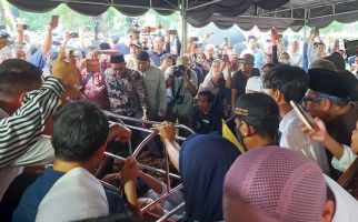 Guyuran Hujan & Doa Aktivis hingga Aktris Iringi Pemakaman Rizal Ramli di Jeruk Purut - JPNN.com