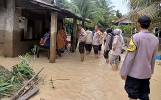 Ratusan Rumah di Kuansing Terendam Banjir, AKBP Pangucap Bantu Warga yang Kesusahan - JPNN.com