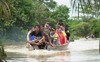 Cooling System Pemilu, Polres Rohul Beri Sembako dan Trauma Healing kepada Korban Banjir - JPNN.com