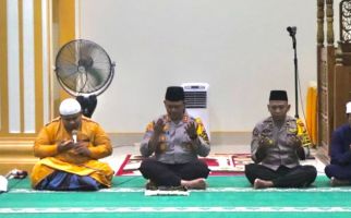 Jamin Keamanan Masyarakat, Kapolres Rohul Salat Subuh Keliling - JPNN.com
