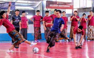 Momen Gibran Bermain Futsal Bareng Anak Kiai Cirebon, Lihat - JPNN.com