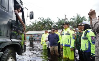 Lihat Aksi Irjen Iqbal Menerobos Banjir dan Mengatur Lalin di Jalur Penting Riau - JPNN.com