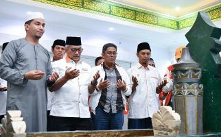 Safari Politik ke Palu Demi Memenangkan AMIN, Presiden PKS Ziarah ke Makam Guru Tua - JPNN.com