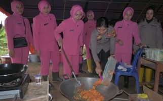 Saat Ketua Bhayangkari Polres Inhu Memasak untuk 250 Korban Banjir di Desa Rawa Bangun - JPNN.com