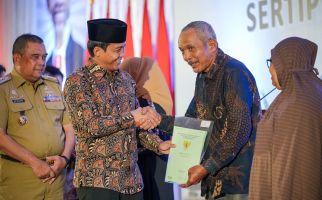 Bagikan Sertifikat di Riau, Raja Antoni: Kalau Bukan Pak Jokowi, Mungkin Tidak Bisa - JPNN.com