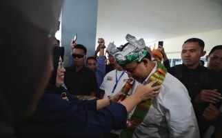 Anies Dipakaikan Topi Adat Kesultanan Buton saat Tiba di Kendari, Ini Maknanya - JPNN.com