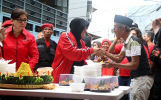 Rayakan HUT ke-51 PDIP, Risma Potong Tumpeng Bersama Rakyat di Kampung Kumuh Tambora - JPNN.com