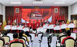 Ketum PDIP Serahkan Bantuan kepada Penerima Megawati Fellowship 2023 - JPNN.com