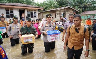 Kompak Seperti Abang Adik, Danrem & Kapolda Riau Serahkan Bantuan kepada Korban Banjir di Rohul - JPNN.com