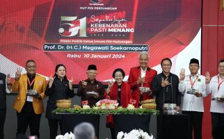 Terima Tumpeng HUT PDIP, Wapres Ma’ruf Amin Berpose Tiga Jari Bareng Megawati-Ganjar - JPNN.com