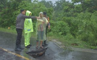 13 Jam di Tengah Cuaca Ekstrem, Polres Inhu Jaga Masyarakat Saat Jembatan di Jalintim Amblas - JPNN.com