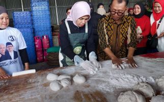 Blusukan di Palembang, Atikoh Belajar Membuat Kerupuk Kemplang - JPNN.com