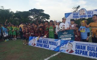Peduli Sepak Bola di Kuningan, Iwan Bule Bagi Bola sampai Undang Legenda Persib - JPNN.com