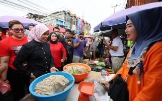 Atikoh Ganjar Blusukan ke Pasar 26 Ilir Palembang, Pedagang Mengeluh Soal Ini - JPNN.com