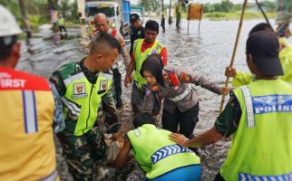 Begini Aksi Iptu Rara Menutup Lubang di Lokasi Banjir yang Membahayakan Pengendara - JPNN.com