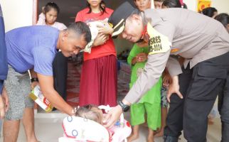 Kedatangan Polisi Membawa Berkah, Anak-anak Pengungsi Banjir di Inhu Semringah - JPNN.com