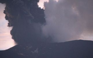 Erupsi Gunung Marapi Diiringi Hujan Abu Vulkanik di Sumbar - JPNN.com