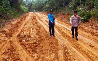 Demi Kelancaran Pendistribusian Logistik Pemilu, Polisi di Kuansing Perbaiki Jalan Rusak - JPNN.com