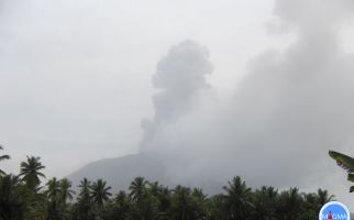 Gunung Ibu di Maluku Utara Erupsi, Lontarkan Abu Setinggi 1.000 Meter - JPNN.com