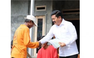 Serahkan Sertifikat PTSL, Menteri Hadi Tjahjanto Kunjungi Rumah Warga di Brebes - JPNN.com