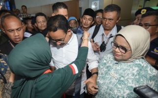 Tiba di Makassar, Anies Dikalungi Kain Tenun Khas Sengkang - JPNN.com