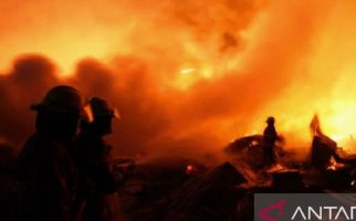 Diduga Terjadi Kebakaran di Pelabuhan Muara Baru - JPNN.com