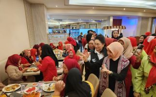 Lihat, Atikoh Ganjar Berjoget Hibur Ibu-ibu Majelis Taklim Manado saat Makan Malam - JPNN.com