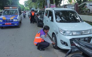 Puluhan Kendaraan yang Parkir Liar di Samping RSMH Palembang Digembosi Petugas Dishub - JPNN.com