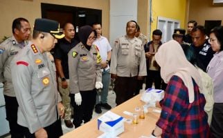 Polisi yang Jaga Kantor dan Gudang Logistik KPU Pekanbaru Jalani Tes Urine, Ini Hasilnya - JPNN.com