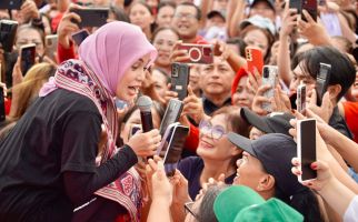 Saat Atikoh Ganjar Ikut Hujan-hujanan Bersama Rakyat Sebelum Senam Ceria di Manado - JPNN.com