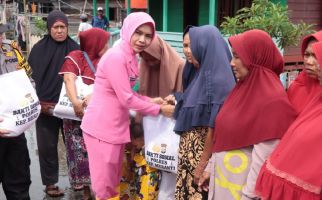 Bhayangkari di Meranti Sampaikan Pesan Pemilu Damai kepada Korban Banjir Desa Alah Air - JPNN.com