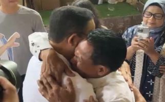 Warga Kampung Bayam Menangis di Pelukan Anies: Pak, Nasib Kami Bagaimana? - JPNN.com