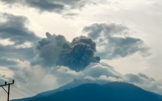 Gunung Lewotobi Laki-laki di NTT kembali Melontarkan Abu Vulkanik - JPNN.com