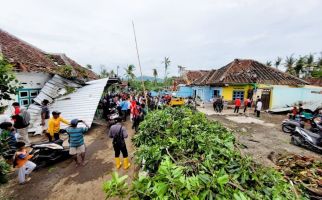 Puting Beliung Menerjang Bondowoso, 202 Rumah Terdampak - JPNN.com