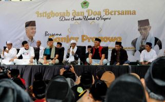 Datangi Lampung, Ganjar Dapat Doa Menang 1 Putaran dari Ulama dan Ribuan Warga - JPNN.com